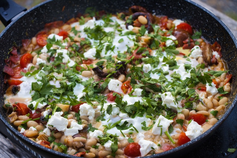 Zubereitung Bohnen Shakshuka in der Pfanne