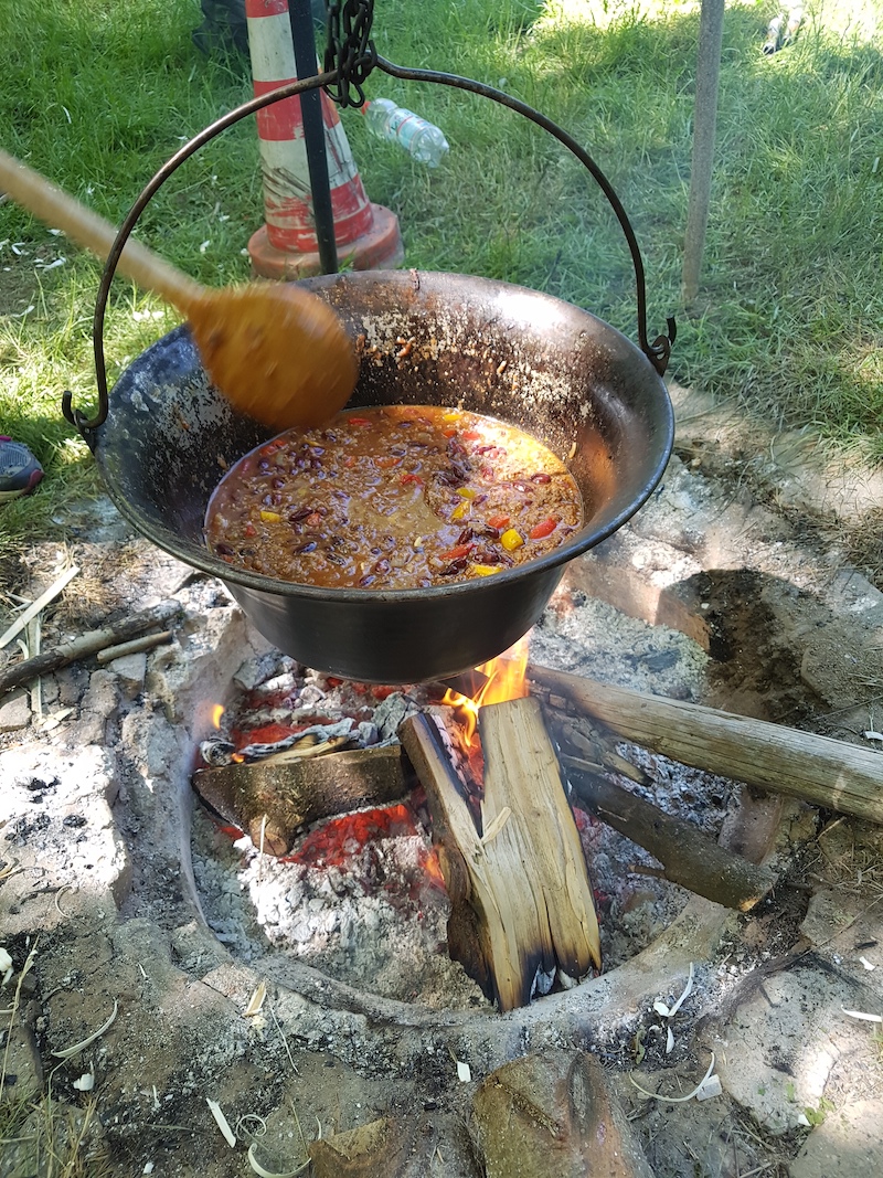 Chili con Carne über dem Feuer