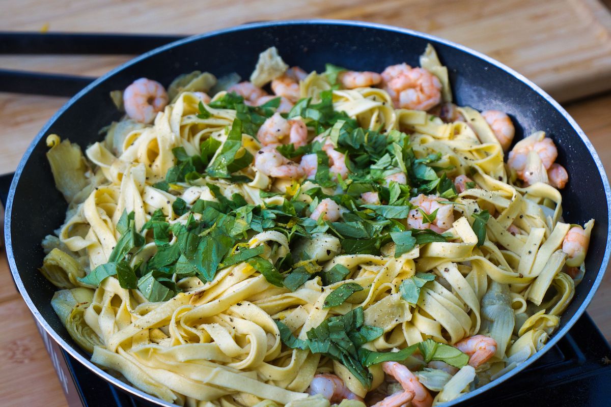 Tagliatelle mit Artischocken und Garnelen Zubereitung in Pfanne