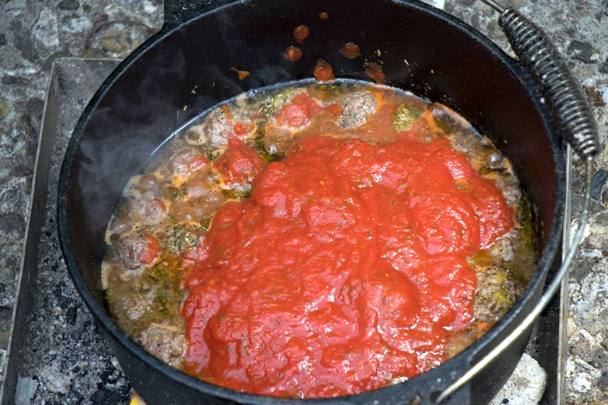 Hackbällchen im Dutch Oven Zubereitung