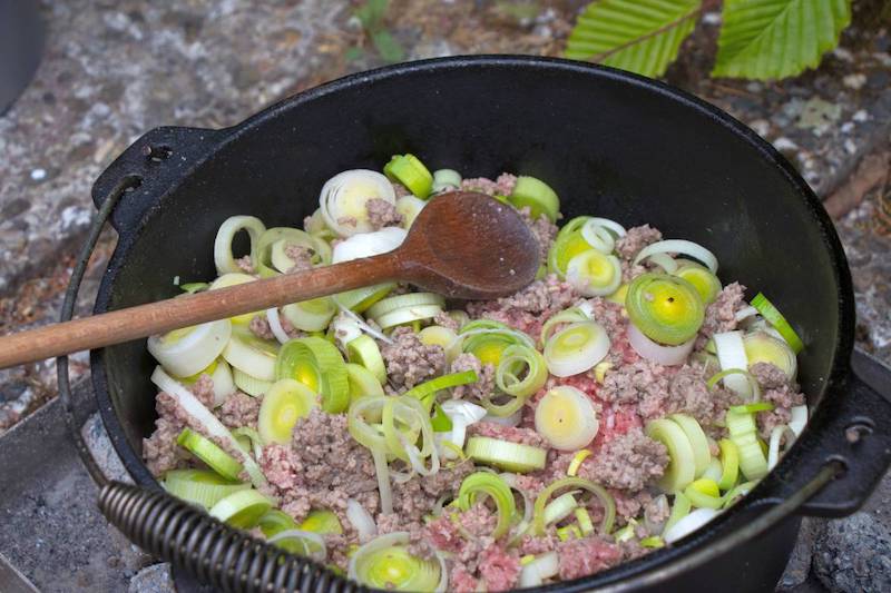 Zubereitung Käse-Lauchsuppe im Dutchoven