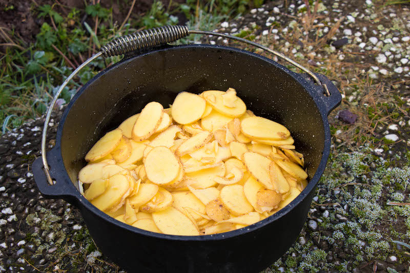 Kartoffelgratin-einschichten