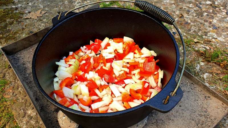 Paprika-Suppe-Dutch-Oven-Zubereitung