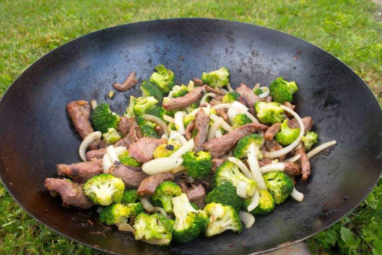 Rindfleisch mit Brokkoli im Wok – Jetzt Camping Rezept nachkochen
