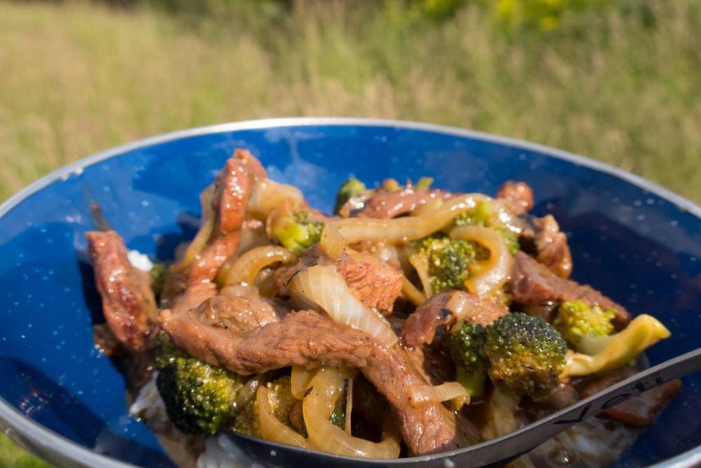 Rindfleisch mit Brokkoli auf Teller