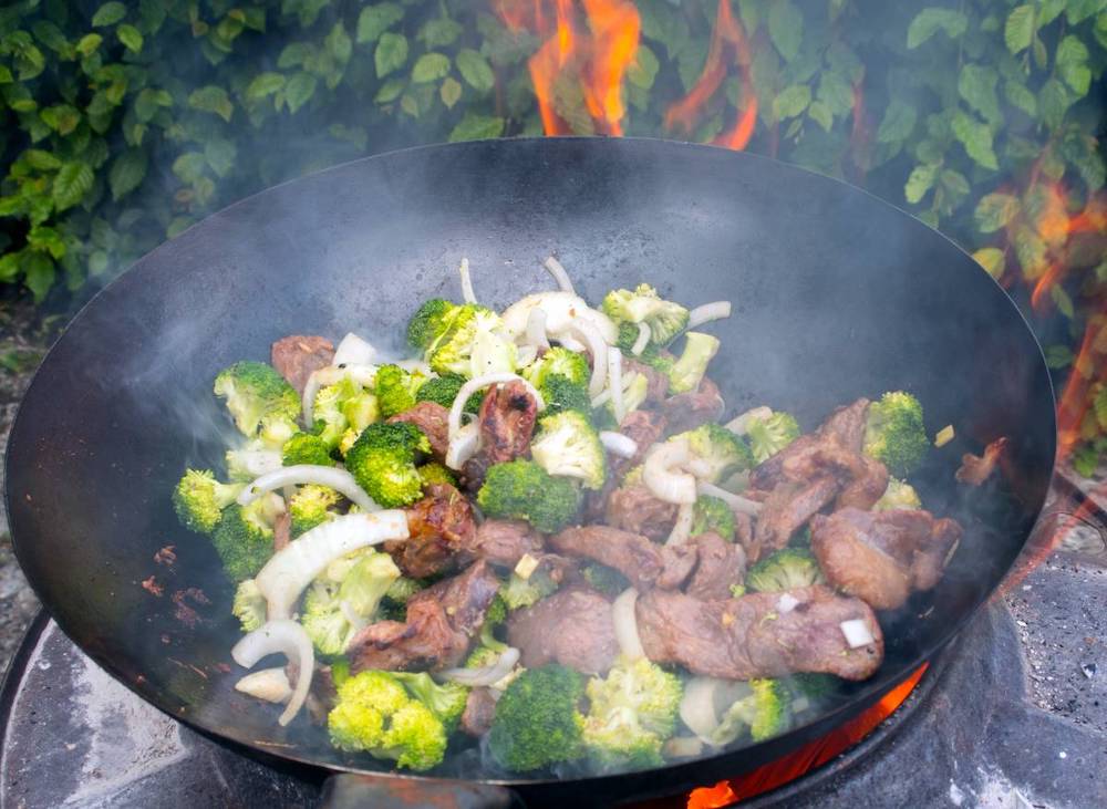 Rindfleisch mit Brokkoli im Wok – Jetzt Camping Rezept nachkochen