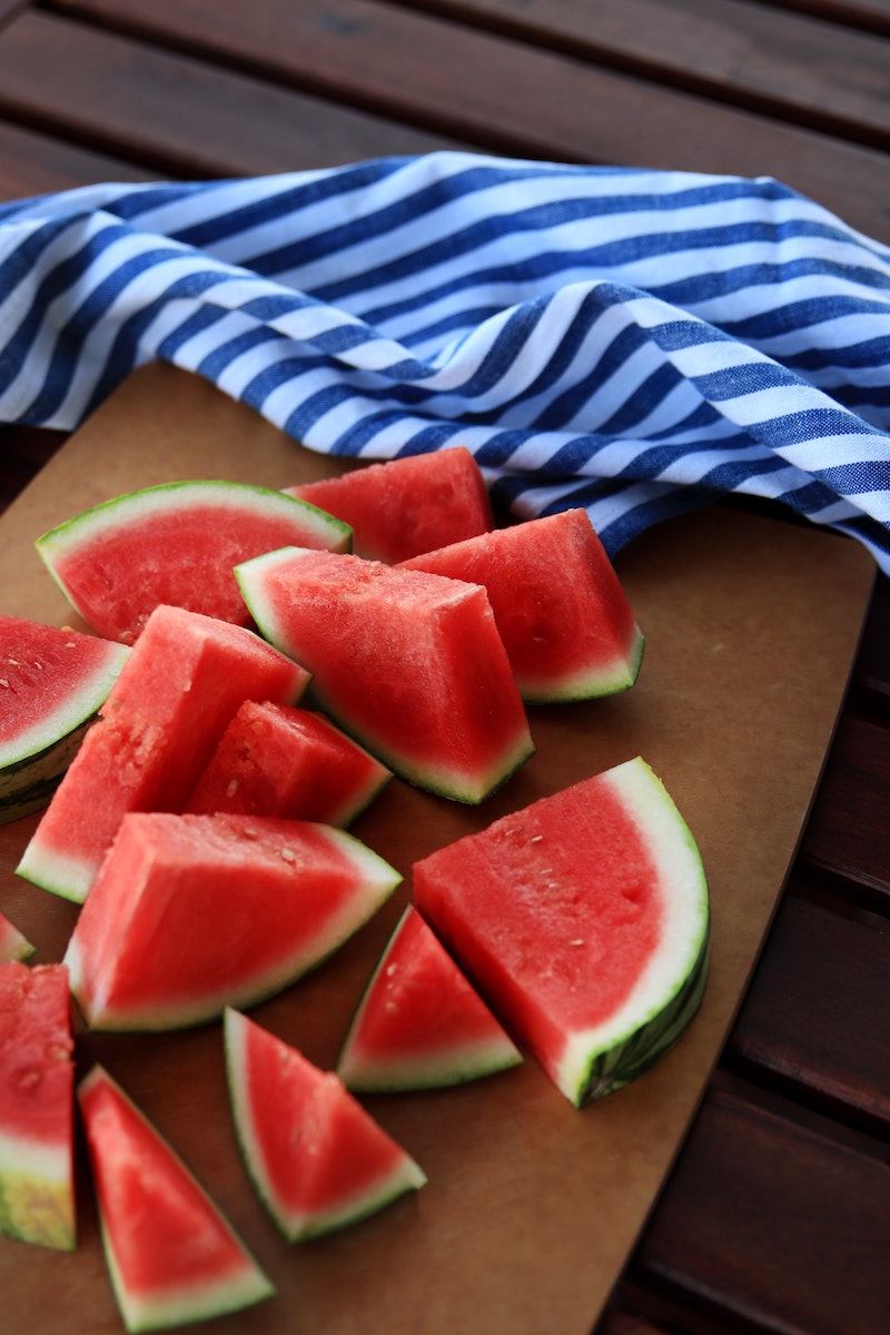 Geschnittene Wassermelone auf Holzbrett