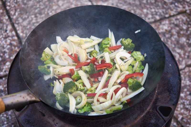 Wok mit Rindfleisch und Gemüse Zubereitung